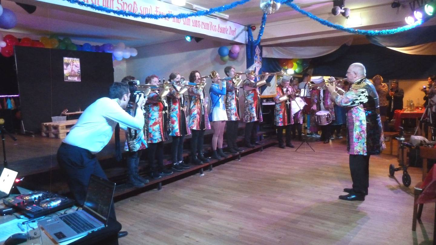 11/2024-03/2025: Karnevalssaison in Gellep-Stratum Karneval, im Saal, Fanfarenchor spielt gerade