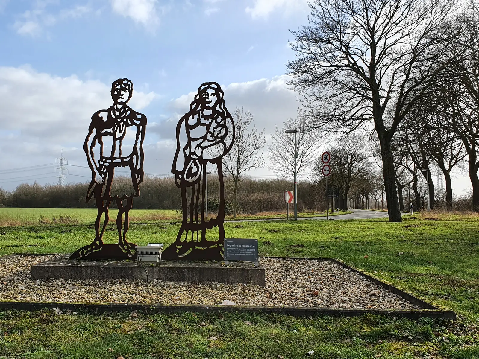 Ortseingang mit Legionär und Frankenfrau Gelduba Metallfiguren Ortseingang mit Legionär und Frankenfrau